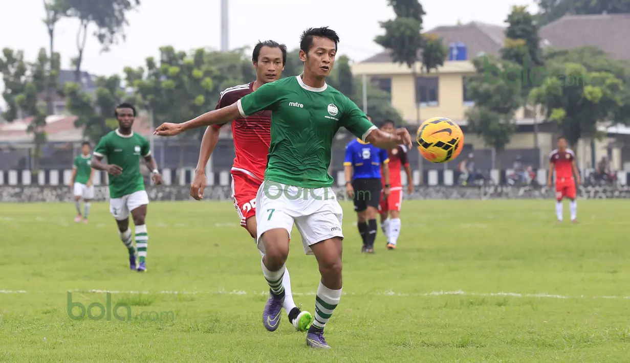 Pemain MSG, Yongki Ariwibowo (kanan), berebut bola dengan pemain PS Polri, Hansamu Yama, pada laga uji coba di lapangan Mako Brimob, Kelapa Dua, Depok, Rabu (24/2/2016). (Bola.com/Nicklas Hanoatubun)