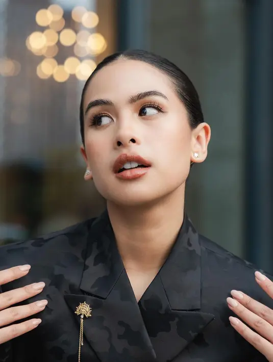 Rambut ponytail dengan makeup bernuansa bronzy jadi sentuhan anggun yang natural [@maudyayunda]
