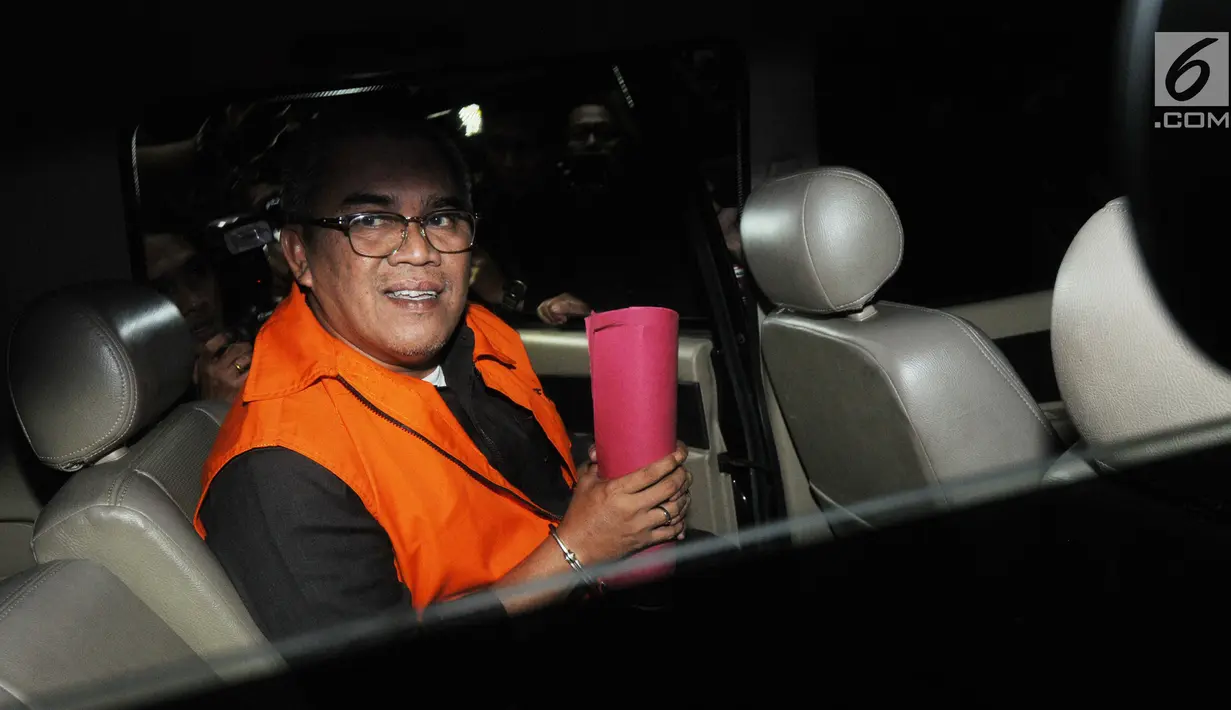 Bupati Muara Enim Ahmad Yani berada di mobil tahanan usai menjalani pemeriksaan di Gedung KPK, Jakarta, Selasa (3/9/2019). Ahmad Yani terjaring operasi tangkap tangan (OTT) KPK terkait dugaan suap proyek dinas Pekerjaan Umum Kabupaten Muara Enim senilai Rp130 Milyar. (merdeka.com/Dwi Narwoko)