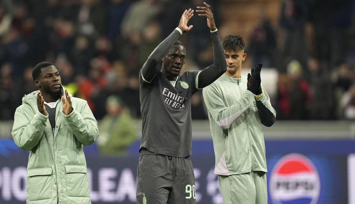 Tammy Abraham (tengah) dan sejumlah pemain AC Milan merayakan kemenangan timnya atas Red Star Belgrade pada laga Liga Champions 2024/2025 di San Siro, Milan, Italia, Kamis (12/12/2024) WIB. (AP Photo/Antonio Calanni)