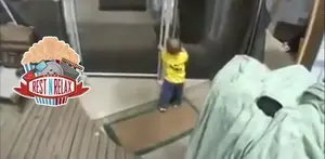 Masih Jalan Merangkak, Bayi Ini Jago Berenang di dalam Air