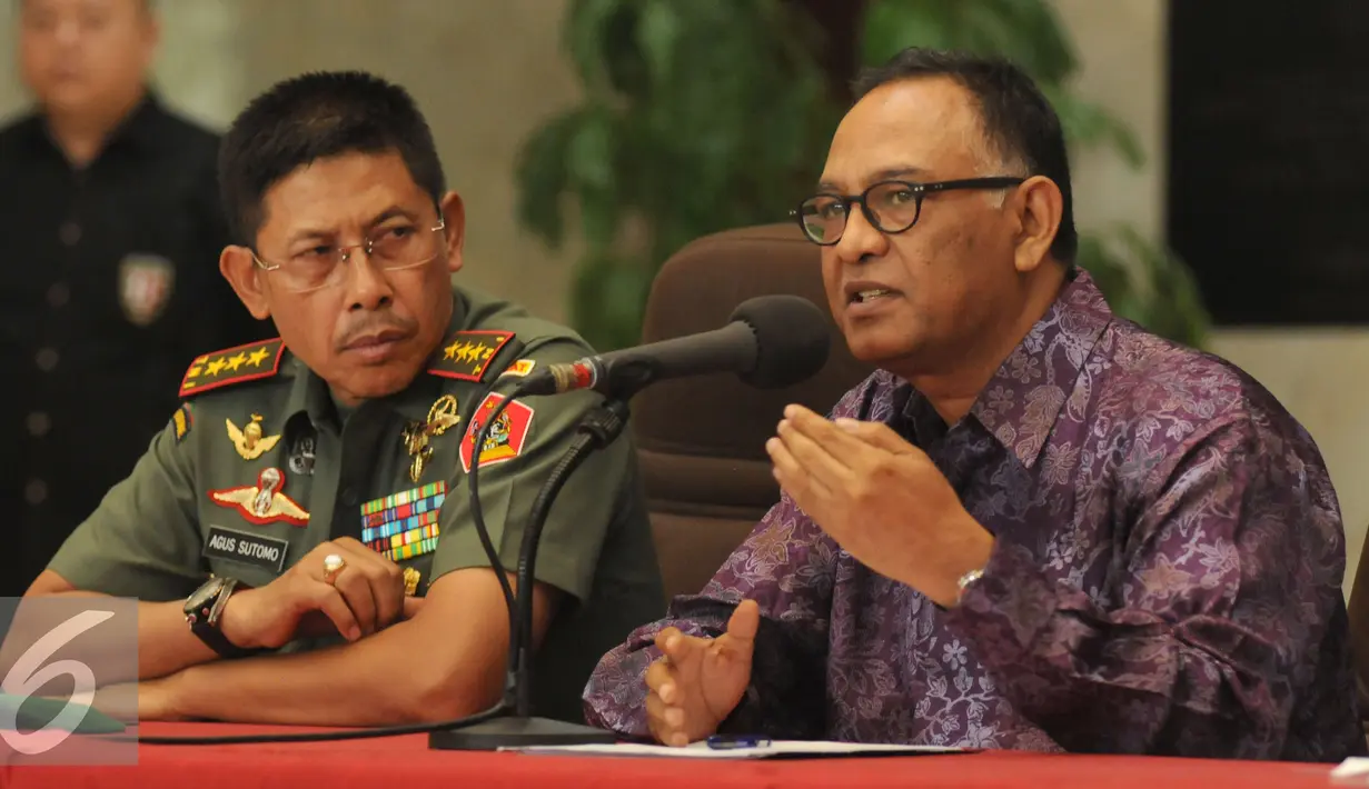 Operator Pelaksana Turnamen Sudirman Cup, Hasani Abdulgani (kanan) bersama Letjen TNI Agus Sutomo memberikan keterangan jelang bergulirnya turnamen sepakbola Jenderal Sudirman Cup di Jakarta, Senin (26/10/2015). (Liputan6.com/Helmi Fithriansyah)