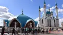 Wisatawan mengunjungi masjid Kul-Sharif di Kazan, Rusia, 9 Juni 2018. Sejumlah menara dengan tinggi 57 meter tampak menjulang dan mengapit sebuah kuba berdiameter 39 meter. (AFP PHOTO/SAEED KHAN)
