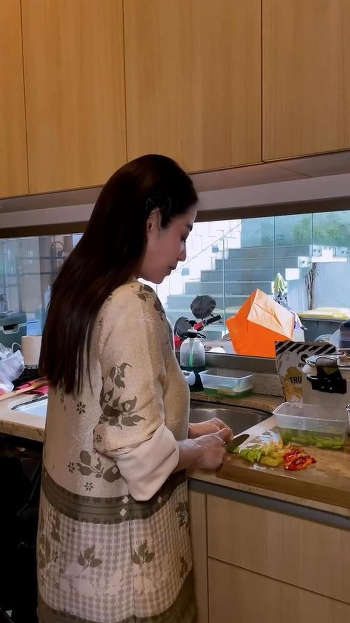 7 Potret Dapur dan Ruang Makan di Rumah Dewi Perssik saat Buka Bersama, Mewah dan Estetik Banget