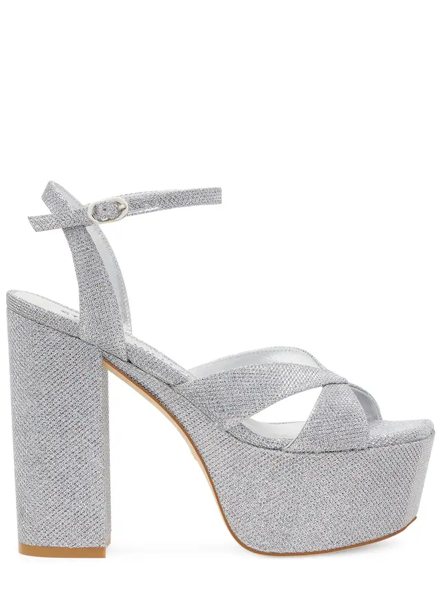 Aghniny Haque membuktikan bahwa tampil bold tidak harus mengorbankan keanggunan.