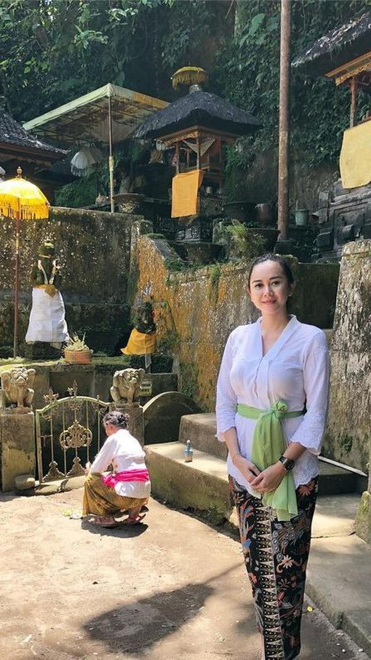 2. Inspirasi Kebaya Bali Polos dan Simpel