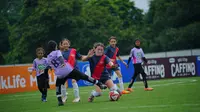 Pertandingan final MilkLife Soccer Challenge Tangerang Seri 2 2025 - 2026  KU 10 antara SDN Pinang 3 C (jersey MilkLife) melawan British School Jakarta (jersey BSJ) yang berlangsung di Lapangan Kera Sakti BRIN Puspitek, Tangerang, Minggu (18/1/2026). (dok. MilkLife Soccer Challenge)