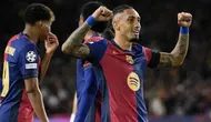 Pemain depan Barcelona asal Brasil #11, Raphinha, merayakan gol ketiga timnya selama pertandingan leg kedua babak 16 besar Liga Champions UEFA antara FC Barcelona dan SL Benfica di Estadi Olimpic Lluis Companys di Barcelona, Rabu dini hari WIB (12-3-2025). (Josep LAGO/AFP)