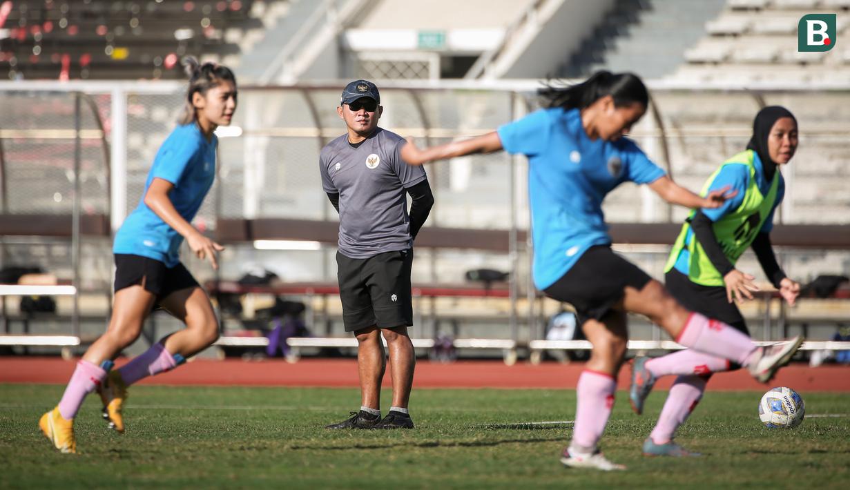 Pelatih kepala Timnas Wanita Indonesia, Rudy Eka Priyambada memimpin langsung latihan persiapan Piala Asia Wanita 2022 di Stadion Madya, Jakarta, Jumat (07/01/2021). (Bola.com/Bagaskara Lazuardi)