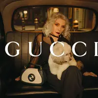 Di bawah arahan direktur kreatif Sabato De Sarno, kampanye ini menyoroti kembali salah satu tas Gucci paling ikonik, Gucci Blondie Bag yang mencuri perhatian pada peragaan busana Gucci Cruise 2025 di London. [Dok/Gucci].