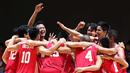 Pebasket putra Indonesia merayakan kemenangan atas Singapura dalam semi final basket SEA Games 2015 antara Indonesia melawan Singapura di OCBC Arena, Singapura. Minggu (14/6). Indonesia menang 87-74 dalam pertandingan tersebut. (Bola.com/Arief Bagus)