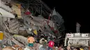  Sejumlah warga berdiri di reruntuhan bangunan untuk mencari korban pasca diguncang Gempa berkekuatan 7,8 SR, Kota Manta, Ekuador, Sabtu (16/4). Bencana tersebut menewaskan 28 orang dan diperkirakan akan bertambah. (REUTERS/Paul Ochoa)