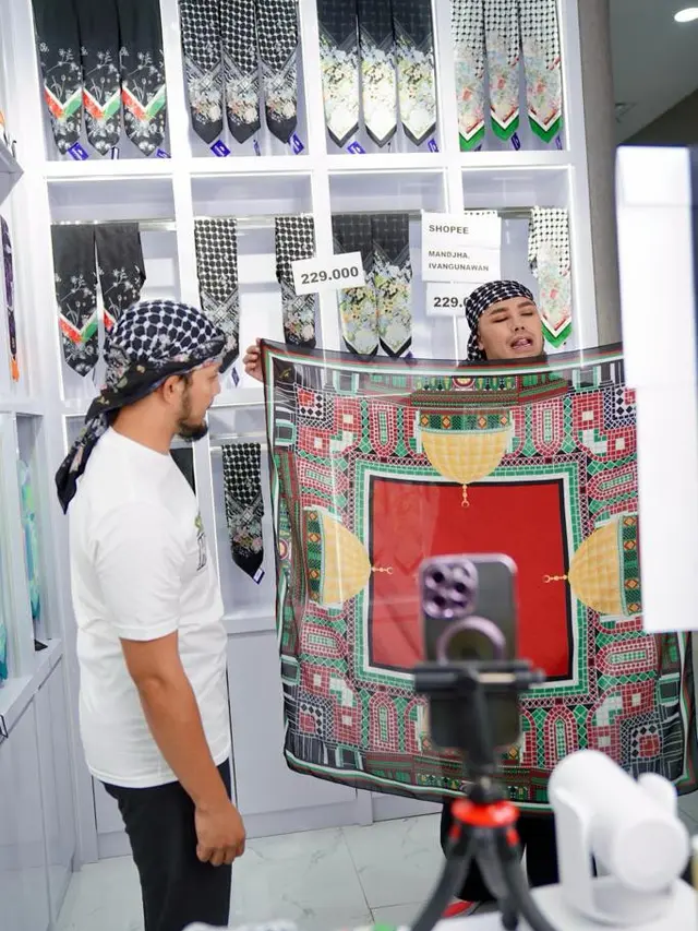 Ivan Gunawan mendonasikan uang yang cukup besar untuk Palestina dari hasil penjualan hijab ekslusif series Palestina