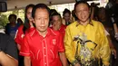 Ketum PKP Indonesia Sutiyoso mengantarkan Ketua Umum Partai Golkar Agung Laksono saat kunjungan pengurus Partai Golkar baru di kantor DPP PKPI, Jakarta, Rabu (18/3/2015). (Liputan6.com/Helmi Afandi)