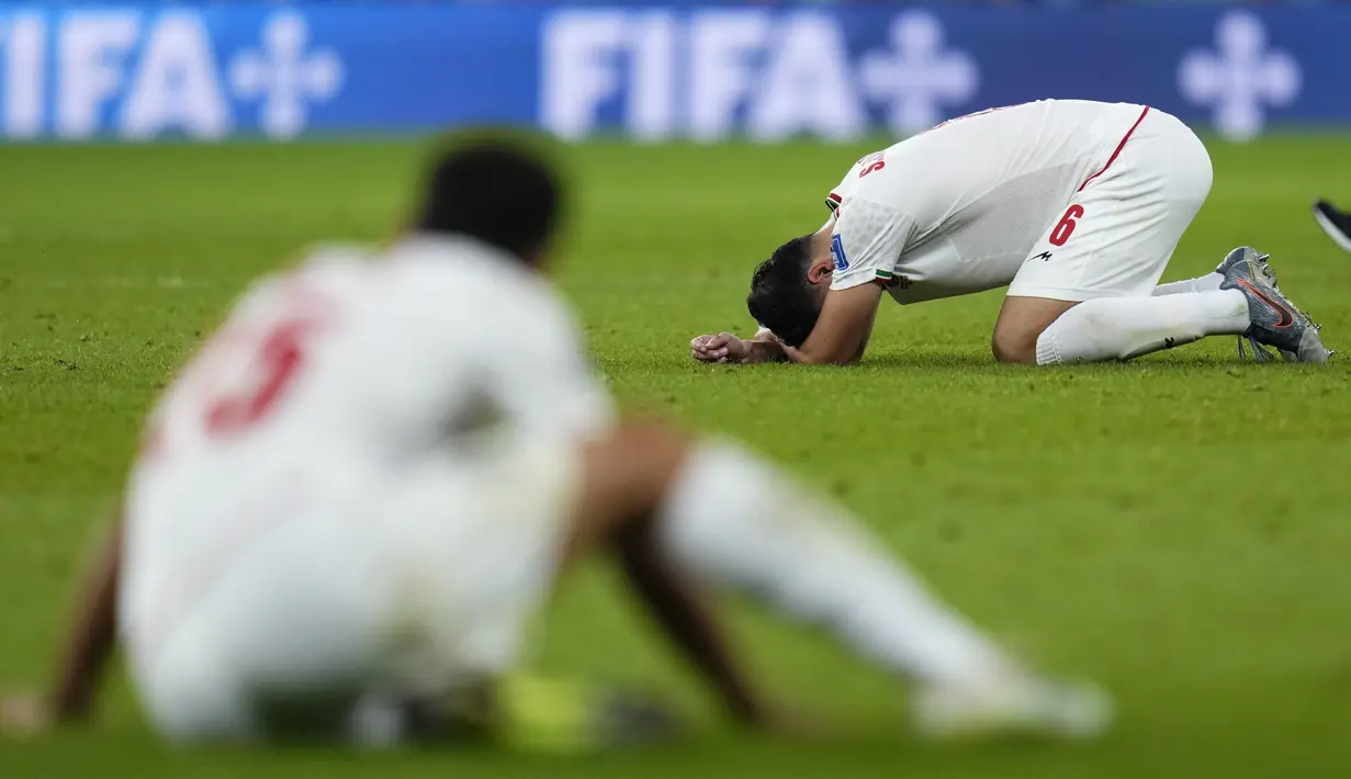 Pemain Iran, Saeid Ezatolahi, tertunduk lesu usai ditaklukkan Amerika Serikat pada laga Grup B Piala Dunia di Stadion Al Thumama, Doha, Selasa (29/22/2022). (AP/Manu Fernandez)