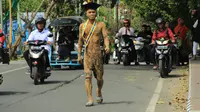 Indra Nodu, mahasiswa Fakultas Ekonomi Universitas Gorontalo menuntaskan nazarnya berjalan kaki usai diwisuda. (Liputan6.com/Arfandi Ibrahim)