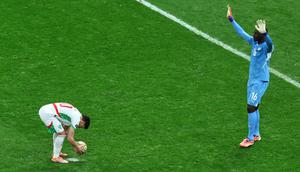 Kiper Senegal, Edouard Osoque Mendy (kanan), mendekati pemain Maroko, Brahim Abdelkader Díaz, sebelum ia mengeksekusi tendangan penalti pada pertandingan final Piala Afrika antara Senegal dan Maroko di Rabat, Maroko, Minggu, 18 Januari 2026. (AP Photo/Youssef Loulidi)