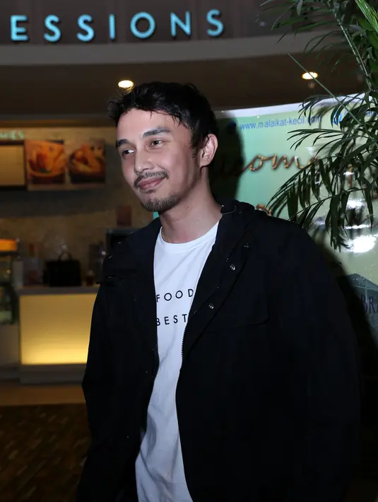 Kerap terlihat berdua, Dimas Aditya mengaku selalu menjaga jalinan ‘chemistry’ yang ada dalam sitkom berjudul ‘Saya Terima Nikahnya’ tersebut. (Nurwahyunan/Bintang.com)