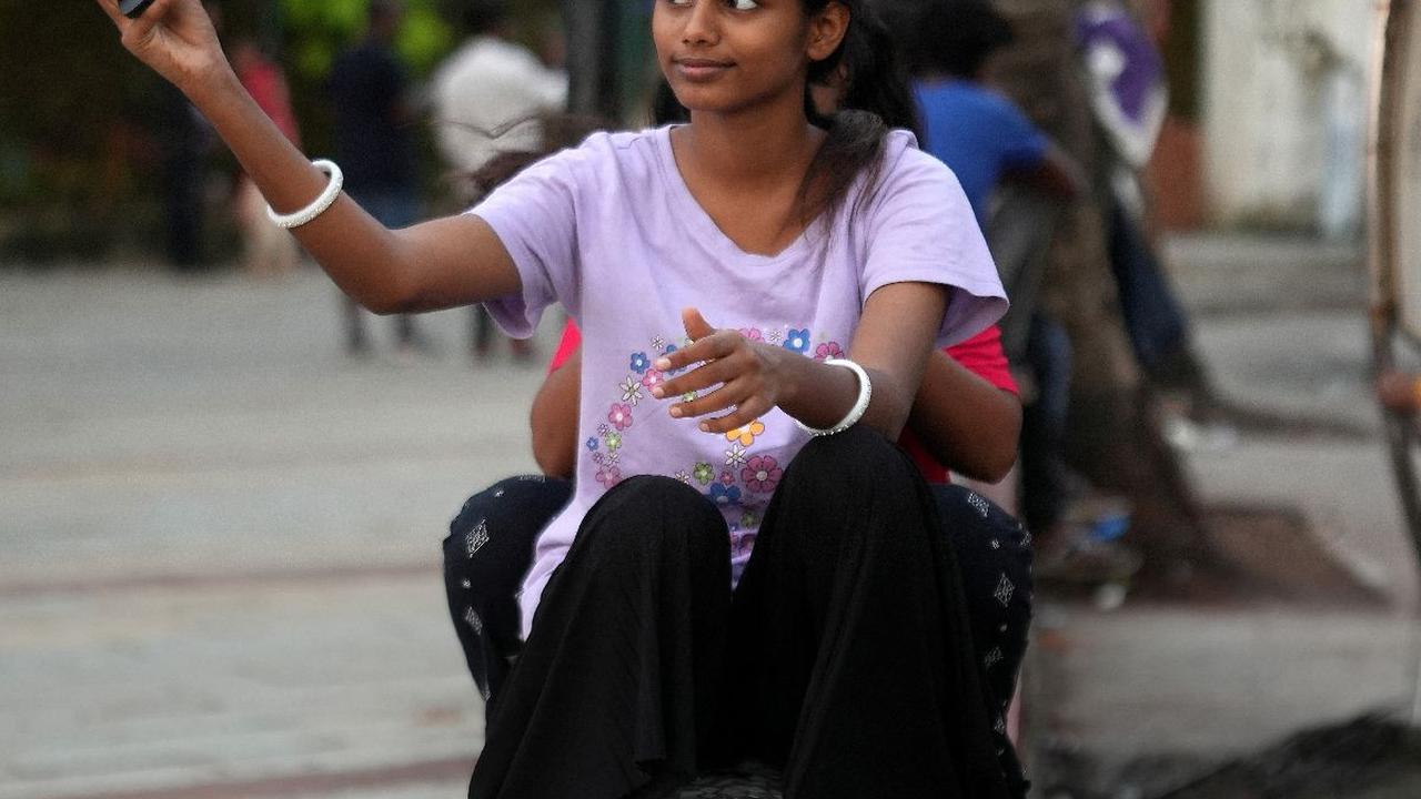 Kisah hidupnya telah mengingatkan pada film pemenang Oscar yang berjudul "Slumdog Millionaire" dengan berlatar tempat di Mumbai, India.<br>