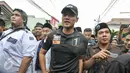 Calon Gubernur DKI Jakarta, Agus Harimurti Yudhoyon saat blusukan di Tegal Parang, Mampang Prapatan, Jakarta Selatan, Rabu (14/12). ). Blusukan ke Tegal Parang, Agus disambut oleh tradisi Palang Pintu. (Liputan6.com/Yoppy Renato)