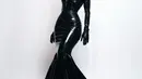 Doja Cat tampil gothic dengan one shoulder latex dress dari Versace [instagram/dojacat]