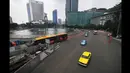 Sebuah mobil Volvo Classic tahun 1975 melintas di sekitar Bundaran HI, Jakarta, Rabu (21/1/2015). Pemprov DKI akan menerapkan kebijakan pembatasan usia kendaraan beroda empat yang melintas di jalan protokol. (Antara Foto/Zabur Karuru)