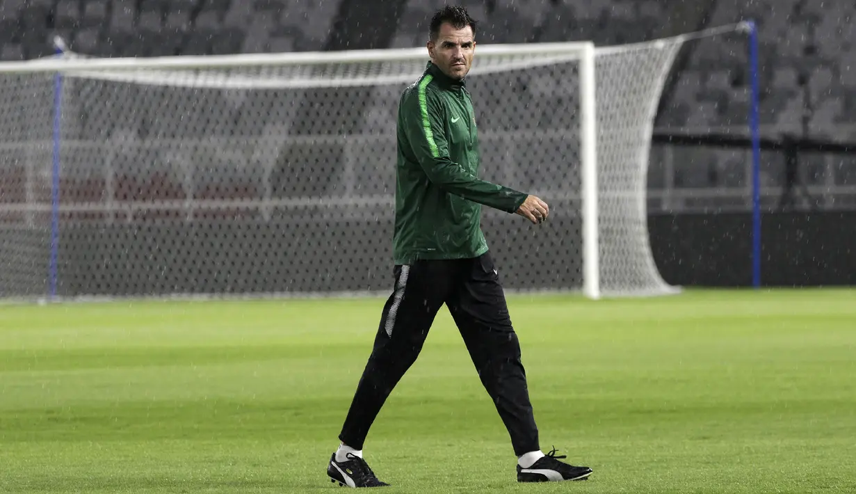 Pelatih Timnas Indonesia, Simon McMenemy, mengamati pemainnya saat latihan di SUGBK, Jakarta, Jumat (14/6). Latihan ini persiapan jelang laga persahabatan melawan Vanuatu. (Bola.com/Yoppy Renato)