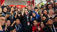 Ketua Umum PDI Perjuangan (PDIP) Megawati Soekarnoputri bersama putranya sekaligus Ketua DPP PDIP Prananda Prabowo melakukan sesi foto bersama wartawan peliput kegiatan Rapat Kerja Nasional (Rakernas) IV PDIP di JIExpo Kemayoran, Jakarta, Minggu (1/10/2023). (Ist)