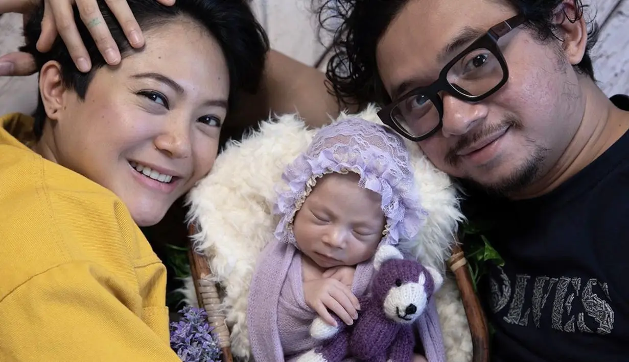 Menikmati peran sebagai orangtua tengah dirasakan Poppy Sovia dan Ahmad Gussaoki. Buah hati yang masih berusia delapan bulan tak menyurutkan semangat mereka untuk mengajak anaknya liburan. (Instagram/popsovia)