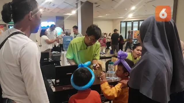 Dua bocah kembar asal Ciracas yang ikut sunatan massal tengah mendapatkan obat yang diberikan perawat dari EMC Healthcare.
