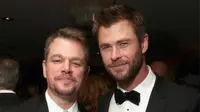 Chris Hemsworth dan Matt Damon. (eonline.com)