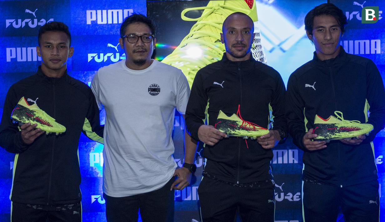 Pesepak bola, Osvaldo Haay, Julian Faubert dan Hanif Sjahbandi memperkenalkan sepatu Puma Future 18.1 di Taman Menteng, Jakarta, Jumat (9/3/2018). Puma Future 18.1 dirancang untuk pengepasan saat pemakaian. (Bola.com/Vitalis Yogi Trisna)