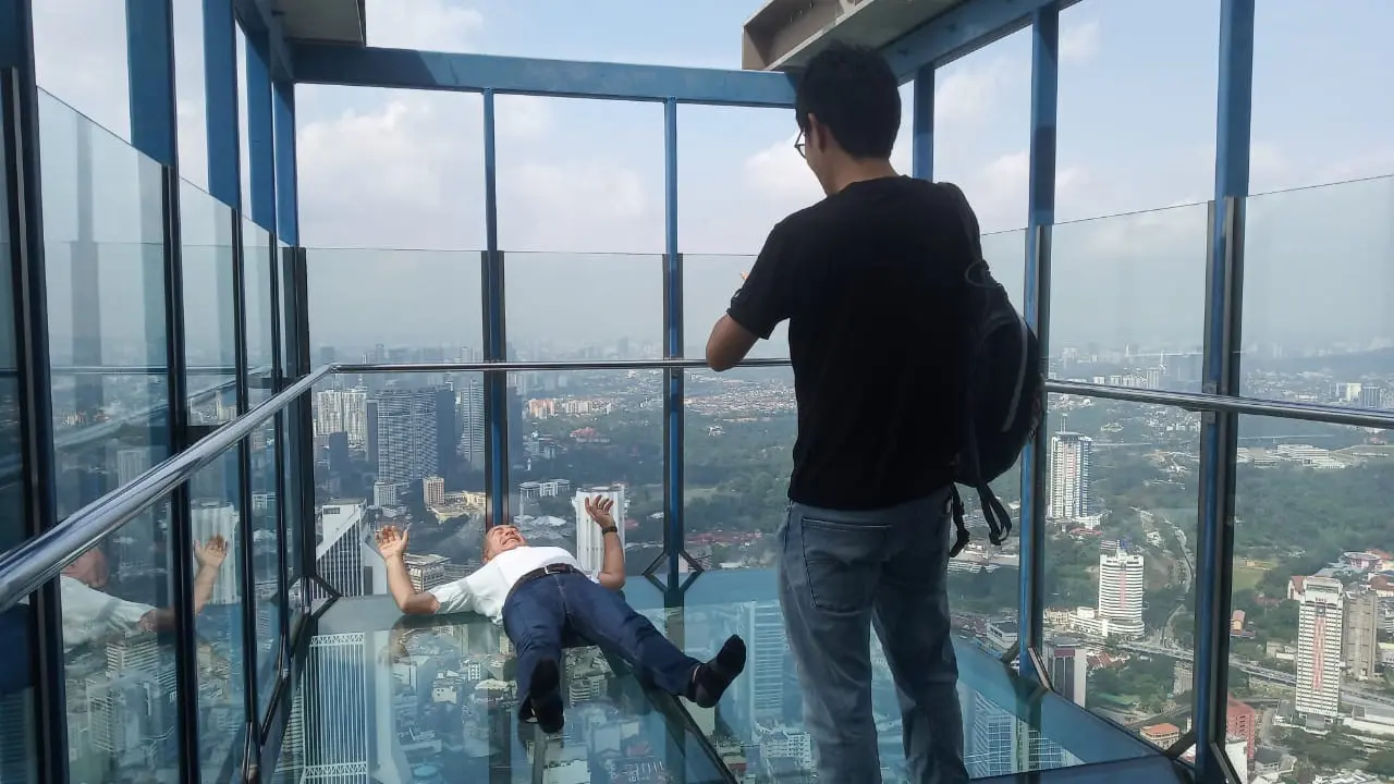 KL Tower, foto di Sky Box dengan ketinggian 300 meter. Berani? Lumayan mendebarkan bila melihat ke bawah.