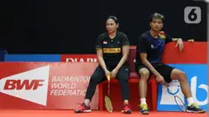 Ganda campuran Indonesia, Ricky Karandasuwardi/Pia Zebadiah Bernadet saat berlaga di babak pertama Indonesia Master 2020 melawan Wang Yi Lyu/Huang Dong Ping (China) di Istora GBK, Jakarta, Selasa (14/1/2020). Ricky/Pia kalah dua set langsung 9-21, 15-21. (Liputan6.com/Helmi Fithriansyah)