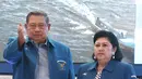 Ketua Umum Partai Demokrat, Susilo Bambang Yudhoyono bersama Ani Yudhoyono  menghadiri acara penutupan Pembekalan Caleg DPR RI Partai Demokrat di Jakarta, Minggu (11/11). (Liputan6.com/Herman Zakharia)