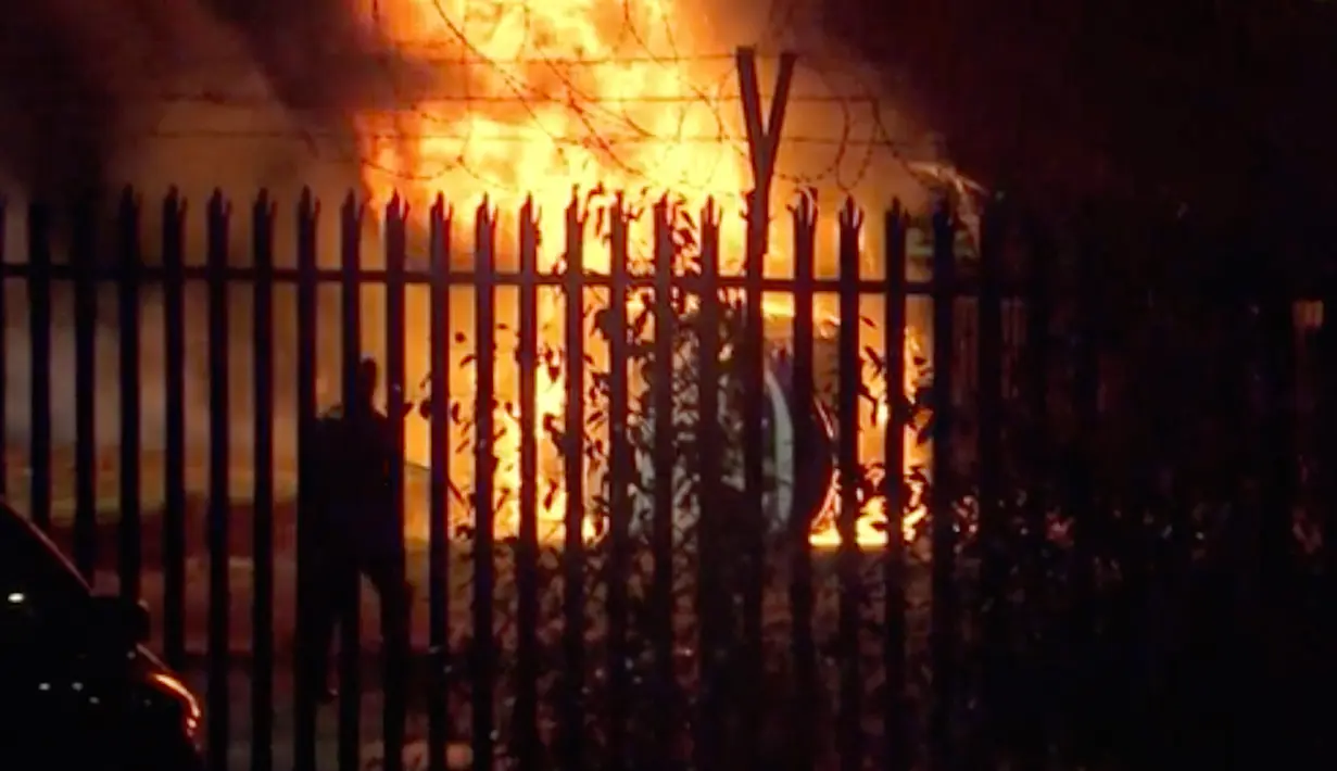 Sebuah Helikopter yang terbakar di tempat parkir di luar Stadion King Power di Leicester, Inggris (27/10). Helikopter diketahui merupakan milik bos Leicester City, Vichai Srivaddhanaprabh. (Pool Photo via AP)