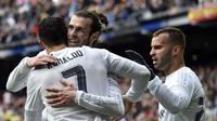 Pemain Real Madrid, Gareth Bale (tengah) merayakan kemenangan atas Celta de Vigo bersama Cristiano Ronaldo dan Jese Rodriguez pada lanjutan La Liga Spanyol di Stadion Santiago Bernabeu , Madrid, Sabtu (5/3/2016).  (AFP/Gerard Julien)
