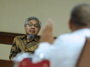 Gubernur Sulawesi Tenggara nonaktif Nur Alam (kiri) menyimak keterangan saksi dalam sidang lanjutan dugaan suap perizinan tambang nikel di Pengadilan Tipikor, Jakarta, Jumat (23/2). Sidang mendengar keterangan saksi ahli. (Liputan6.com/Helmi Fithriansyah)