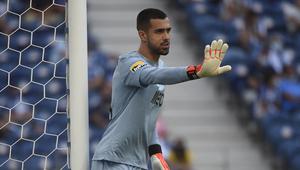 Diogo Costa. Kiper Portugal berusia 22 tahun ini menjadi andalan Porto usai dipromosikan dari Porto-B pada musim 2019/2020. Total telah bermain dalam 36 laga dengan torehan 15 clean sheet dan kebobolan 33 gol. Di level Timnas senior, ia baru melakukan debut pada 9 Oktober 2021. (AFP/Miguel Riopa)