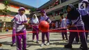 Sejumlah siswa mengikuti lomba membawa bola dengan menggunakan tali saat memeriahkan HUT ke-79 RI di SDI Al Hidayah, Cinere, Depok, Kamis (154/8/2024). (merdeka.com/Arie Basuki)