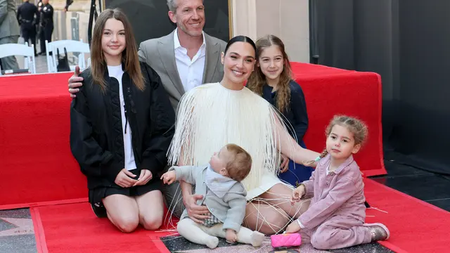 Alma Varsano, Jaron Varsano, Ori Varsano, Gal Gadot, Maya Varsano, dan Daniella Varsano menghadiri upacara penghormatan Gal Gadot dengan Bintang di Hollywood Walk of Fame pada 18 Maret 2025 di Hollywood, California. Frazer Harrison/Getty Images/AFP