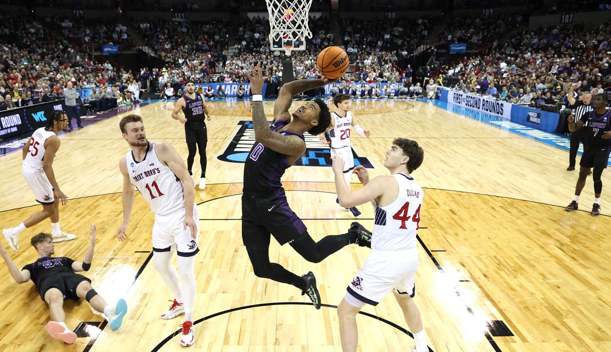 Pemain Grand Canyon Antelopes, Ray Harrison berusaha mencetak poin saat laga putaran pertama Divisi I NCAA melawan Saint Mary yang berlangsung di Spokane Veterans Memorial Arena, Washington, Amerika, Minggu (23/03/2024) WIB. (AFP/Getty Images/Steph Chambers)