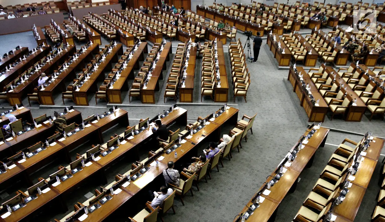 Suasana Rapat Paripurna DPR RI di Kompleks Parlemen, Senayan, Jakarta, Kamis (4/7/2019). Rapat Paripurna tersebut membahas berbagai agenda salah satunya Penyampaian RUU tentang Penanggungjawaban atas Pelaksanaan RAPBN (P2APBN) Tahun Anggaran 2018 oleh Pemerintah. (Liputan6.com/Johan Tallo)
