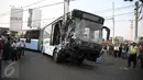 Bagian depan bus transjakarta tampak ringsek usai ditabrak kereta Senja Utama Solo di perlintasan Jalan Mangga Dua, Jakarta, Kamis (19/5). Kecelakaan tersebut melibatkan bus Transjakarta, mobil Avanza dan kereta api. (Liputan6.com/Faizal Fanani)