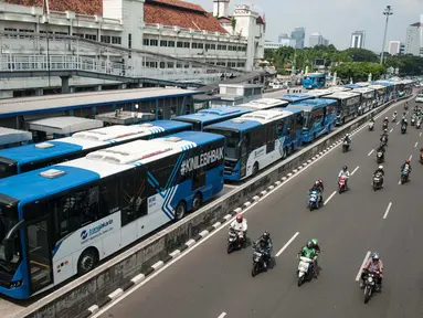 Puluhan Bus Transjakarta mogok kerja mengantarkan penumpang di Halte Harmoni, Jakarta (12/6). Para supir menuntut penghapusan kontrak yang bertahun-tahun serta meminta pengangkatan karyawan tetap. (Liputan6.com/Gempur M Surya)