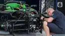 Salah satu kru melakukan pemeliharaan mobil balap listrik Formula E Gen3 Evo usai Free Practice 1 jelang ajang Formula E World Championship seri ke-12 musim 2024-2025 di pit lane Jakarta International E-Prix Circuit (JIEC) di Ancol, Jakarta, Jumat (20/6/2025). (Liputan6.com/Herman Zakharia)