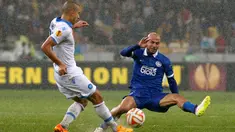 Duel panas terjadi di leg kedua semifinal Europa League antara Dnipro Dnipropetrovsk dengan Napoli di NSK Olimpijs'kjv Stadium, Jumat (15/5/2015). Dnipro Dnipropetpovsk menang 1-0 atas Napoli. (REUTERS/Valentyn Ogirenko)