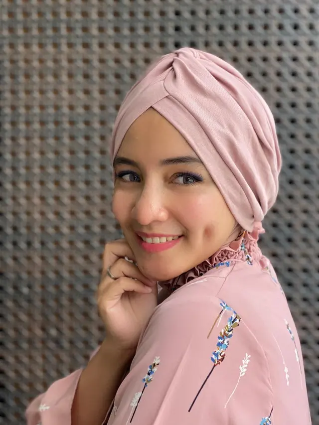 6 Potret Manis Intan Nuraini Saat Tunjukkan Lesung Pipi Ini Menawan