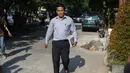 Tampak seorang yang berpakaian rapi diduga dari Ombudsman mendatangi rumah penyidik KPK, Novel Baswedan di Jakarta, Senin (11/5/2015). Hingga kini belum nampak sosok dari Ombudsman yang diinfokan akan mengunjungi rumah Novel. (Liputan6.com/Faizal Fanani)