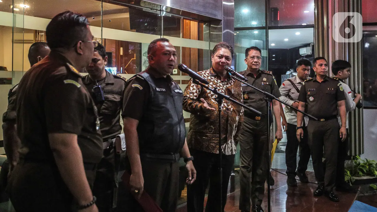 Menteri Koordinator atau Menko Perekonomian Airlangga Hartarto memenuhi panggilan Kejaksaan Agung (Kejagung) pada Senin 24 Juli 2023.